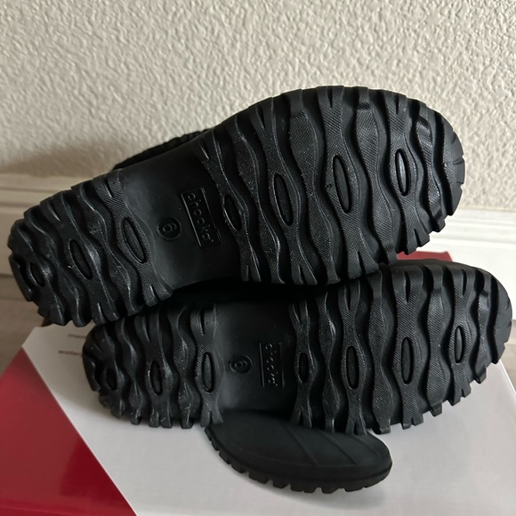 Women's Black Winter Boots - size 6 - Picture 7 of 8